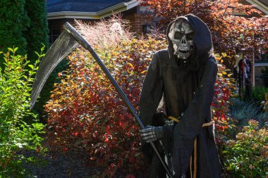 TORONTO, CANADA 29 EKİM 2025: Cadılar Bayramı süsleri tatil öncesi bir eve asıldı