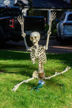 TORONTO, CANADA 29 EKİM 2025: Cadılar Bayramı süsleri tatil öncesi bir eve asıldı