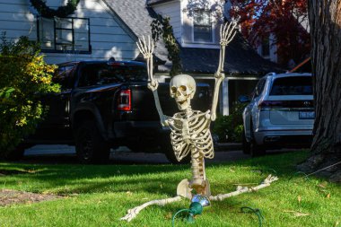 TORONTO, CANADA 29 EKİM 2025: Cadılar Bayramı süsleri tatil öncesi bir eve asıldı