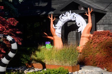 TORONTO, CANADA 29 EKİM 2025: Cadılar Bayramı süsleri tatil öncesi bir eve asıldı