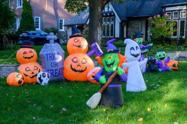 TORONTO, CANADA 29 EKİM 2025: Cadılar Bayramı süsleri tatil öncesi bir eve asıldı