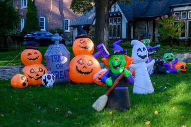 TORONTO, CANADA 29 EKİM 2025: Cadılar Bayramı süsleri tatil öncesi bir eve asıldı