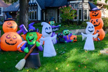 TORONTO, CANADA 29 EKİM 2025: Cadılar Bayramı süsleri tatil öncesi bir eve asıldı