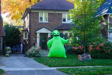 TORONTO, CANADA 29 EKİM 2025: Cadılar Bayramı süsleri tatil öncesi bir eve asıldı