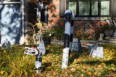 TORONTO, CANADA 29 EKİM 2025: Cadılar Bayramı süsleri tatil öncesi bir eve asıldı