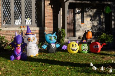 TORONTO, CANADA 29 EKİM 2025: Cadılar Bayramı süsleri tatil öncesi bir eve asıldı