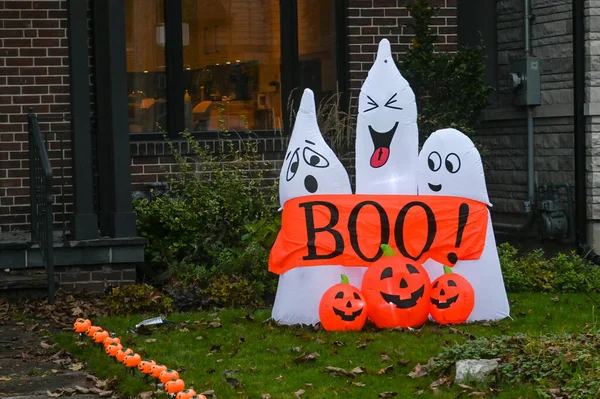 TORONTO, CANADA 29 EKİM 2025: Cadılar Bayramı süsleri tatil öncesi bir eve asıldı