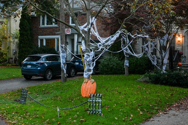 TORONTO, CANADA 29 EKİM 2025: Cadılar Bayramı süsleri tatil öncesi bir eve asıldı
