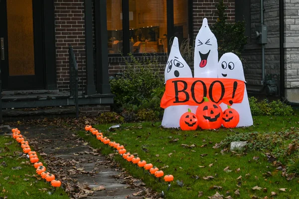 TORONTO, CANADA 29 EKİM 2025: Cadılar Bayramı süsleri tatil öncesi bir eve asıldı