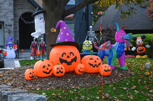 TORONTO, CANADA 29 EKİM 2025: Cadılar Bayramı süsleri tatil öncesi bir eve asıldı