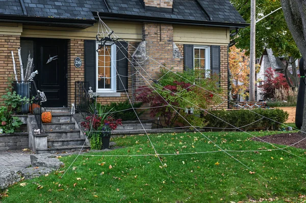 TORONTO, CANADA 29 EKİM 2025: Cadılar Bayramı süsleri tatil öncesi bir eve asıldı