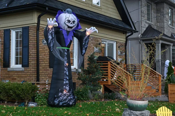 TORONTO, CANADA 29 EKİM 2025: Cadılar Bayramı süsleri tatil öncesi bir eve asıldı