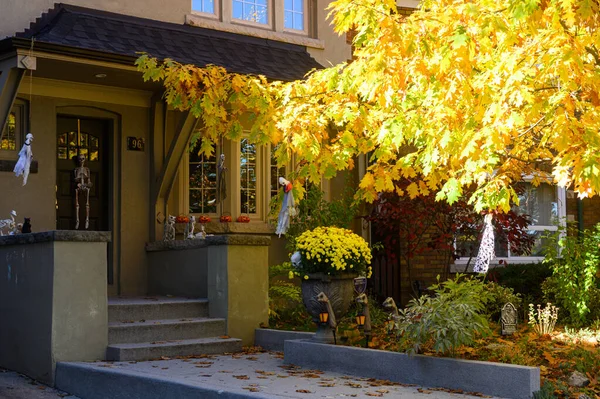 TORONTO, CANADA 29 EKİM 2025: Cadılar Bayramı süsleri tatil öncesi bir eve asıldı