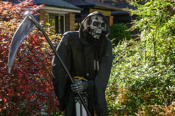 TORONTO, CANADA 29 EKİM 2025: Cadılar Bayramı süsleri tatil öncesi bir eve asıldı