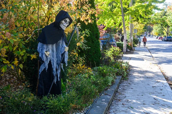 TORONTO, CANADA 29 EKİM 2025: Cadılar Bayramı süsleri tatil öncesi bir eve asıldı