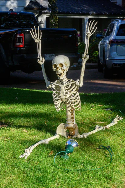 TORONTO, CANADA 29 EKİM 2025: Cadılar Bayramı süsleri tatil öncesi bir eve asıldı