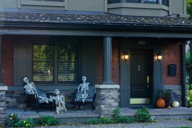 TORONTO, CANADA 29 EKİM 2025: Cadılar Bayramı süsleri tatil öncesi bir eve asıldı