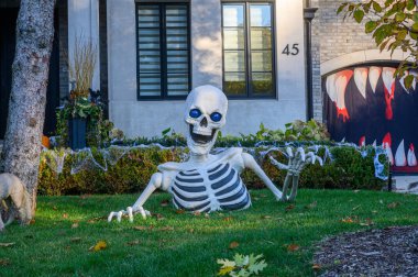 TORONTO, CANADA 29 EKİM 2025: Cadılar Bayramı süsleri tatil öncesi bir eve asıldı