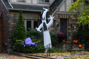 TORONTO, CANADA 29 EKİM 2025: Cadılar Bayramı süsleri tatil öncesi bir eve asıldı..