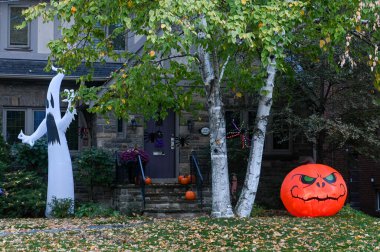 TORONTO, CANADA 29 EKİM 2025: Cadılar Bayramı süsleri tatil öncesi bir eve asıldı..