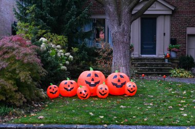 TORONTO, CANADA 29 EKİM 2025: Cadılar Bayramı süsleri tatil öncesi bir eve asıldı..