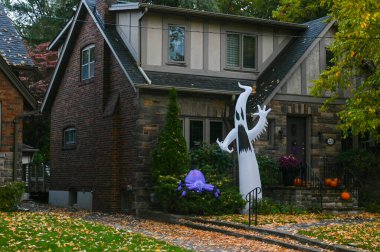 TORONTO, CANADA 29 EKİM 2025: Cadılar Bayramı süsleri tatil öncesi bir eve asıldı..