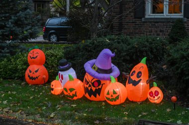 TORONTO, CANADA 29 EKİM 2025: Cadılar Bayramı süsleri tatil öncesi bir eve asıldı..