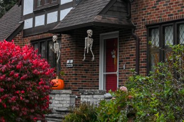 TORONTO, CANADA 29 EKİM 2025: Cadılar Bayramı süsleri tatil öncesi bir eve asıldı..