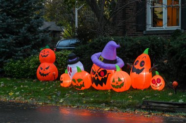 TORONTO, CANADA 29 EKİM 2025: Cadılar Bayramı süsleri tatil öncesi bir eve asıldı..