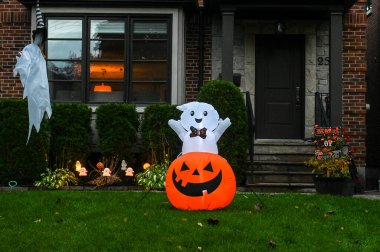 TORONTO, CANADA 29 EKİM 2025: Cadılar Bayramı süsleri tatil öncesi bir eve asıldı..