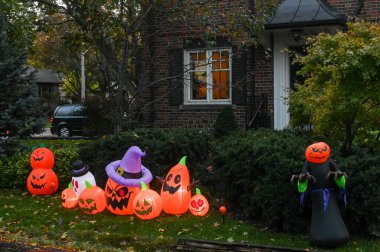TORONTO, CANADA 29 EKİM 2025: Cadılar Bayramı süsleri tatil öncesi bir eve asıldı..