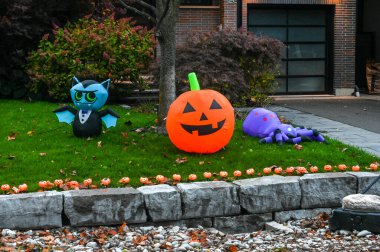 TORONTO, CANADA 29 EKİM 2025: Cadılar Bayramı süsleri tatil öncesi bir eve asıldı..