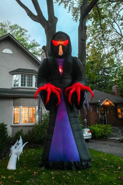 TORONTO, CANADA 29 EKİM 2025: Cadılar Bayramı süsleri tatil öncesi bir eve asıldı..