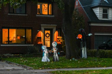 TORONTO, CANADA 29 EKİM 2025: Cadılar Bayramı süsleri tatil öncesi bir eve asıldı..