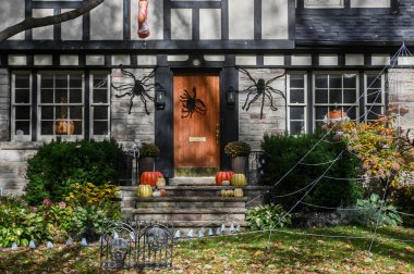TORONTO, CANADA 29 EKİM 2025: Cadılar Bayramı süsleri tatil öncesi bir eve asıldı..