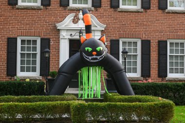 TORONTO, CANADA 29 EKİM 2025: Cadılar Bayramı süsleri tatil öncesi bir eve asıldı..