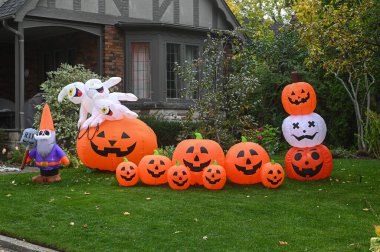 TORONTO, CANADA 29 EKİM 2025: Cadılar Bayramı süsleri tatil öncesi bir eve asıldı..