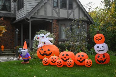 TORONTO, CANADA 29 EKİM 2025: Cadılar Bayramı süsleri tatil öncesi bir eve asıldı..