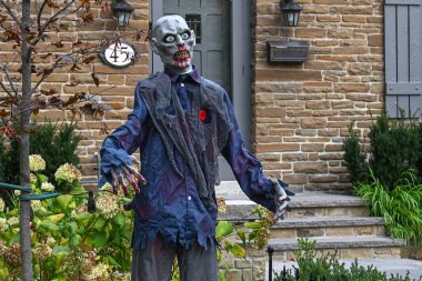 TORONTO, CANADA 29 EKİM 2025: Cadılar Bayramı süsleri tatil öncesi bir eve asıldı..