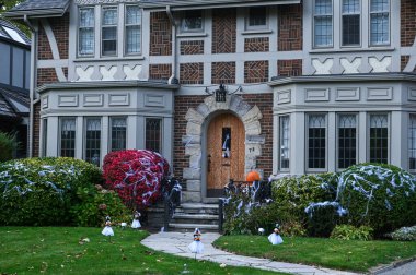 TORONTO, CANADA 29 EKİM 2025: Cadılar Bayramı süsleri tatil öncesi bir eve asıldı..