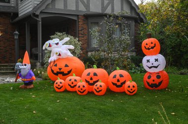 TORONTO, CANADA 29 EKİM 2025: Cadılar Bayramı süsleri tatil öncesi bir eve asıldı..