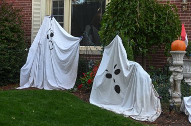 TORONTO, CANADA 29 EKİM 2025: Cadılar Bayramı süsleri tatil öncesi bir eve asıldı..