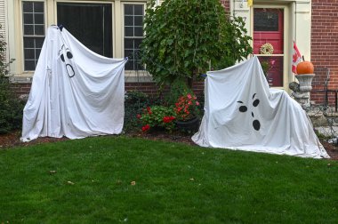 TORONTO, CANADA 29 EKİM 2025: Cadılar Bayramı süsleri tatil öncesi bir eve asıldı..