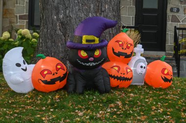 TORONTO, CANADA 29 EKİM 2025: Cadılar Bayramı süsleri tatil öncesi bir eve asıldı..