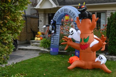 TORONTO, CANADA 29 EKİM 2025: Cadılar Bayramı süsleri tatil öncesi bir eve asıldı..