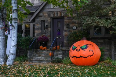 TORONTO, CANADA 29 EKİM 2025: Cadılar Bayramı süsleri tatil öncesi bir eve asıldı..