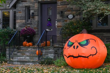 TORONTO, CANADA 29 EKİM 2025: Cadılar Bayramı süsleri tatil öncesi bir eve asıldı..