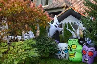 TORONTO, CANADA 29 EKİM 2025: Cadılar Bayramı süsleri tatil öncesi bir eve asıldı..