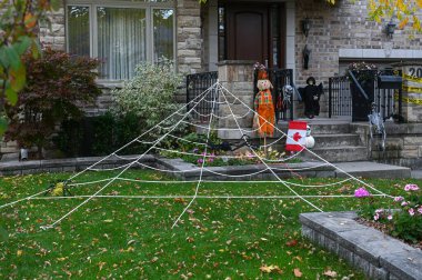 TORONTO, CANADA 29 EKİM 2025: Cadılar Bayramı süsleri tatil öncesi bir eve asıldı..