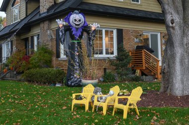 TORONTO, CANADA 29 EKİM 2025: Cadılar Bayramı süsleri tatil öncesi bir eve asıldı..